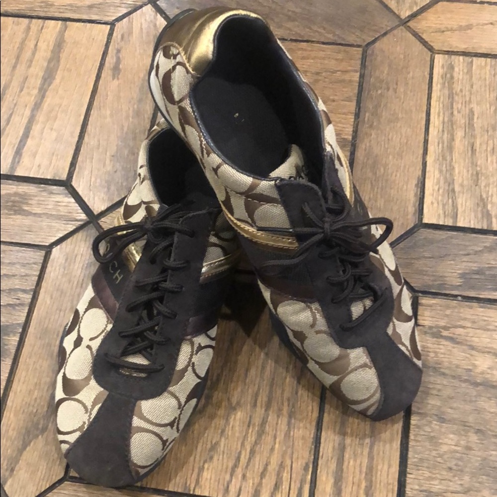 Tennis shoes